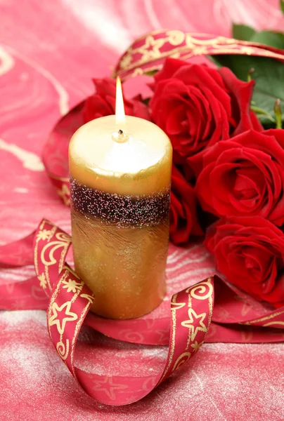 Rose e una candela — Foto Stock