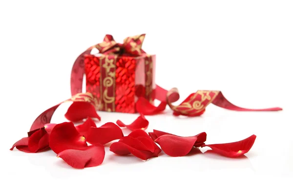 Petals of roses and gift — Stock Photo, Image