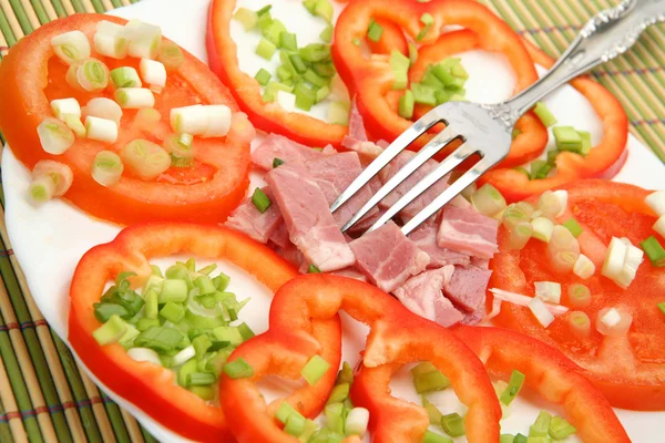 Gemüse und Schinken auf einem Teller — Stockfoto