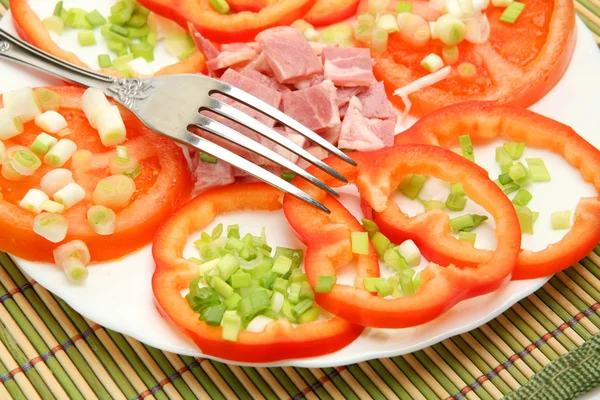 Verduras y chorizo en un plato Stok Resim