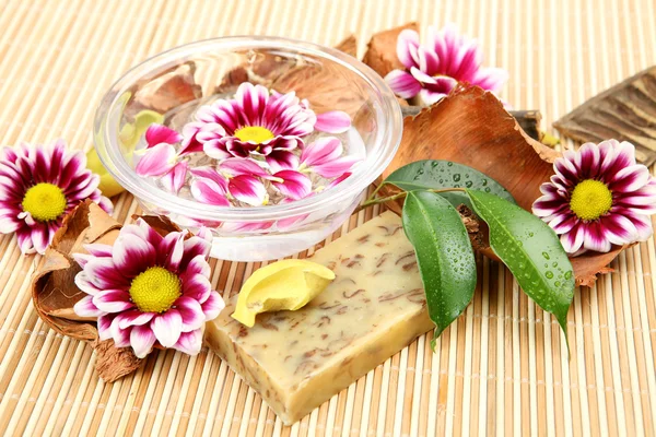 Seife und Blumen — Stockfoto