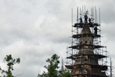 işçiler eski kule yeniden inşa.