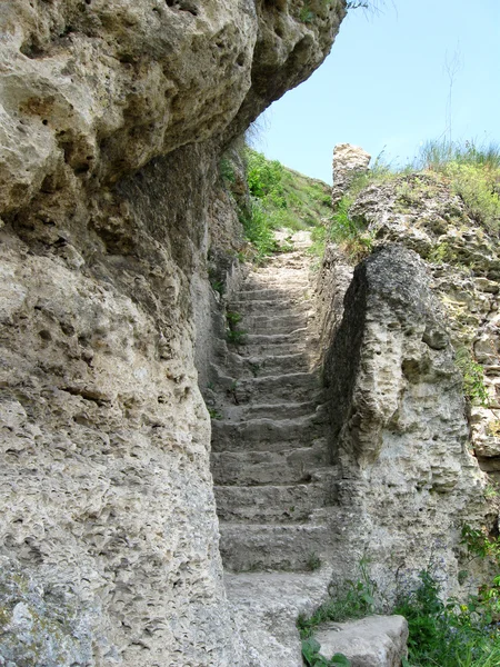 Лестница в скале — стоковое фото