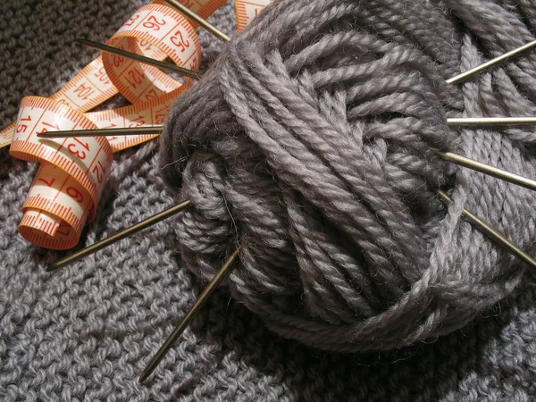 Clew de lana y aguja de tejer — Foto de Stock