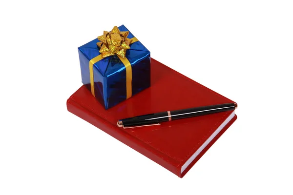 Κόκκινο σημειωματάριο και δώρο — Φωτογραφία Αρχείου