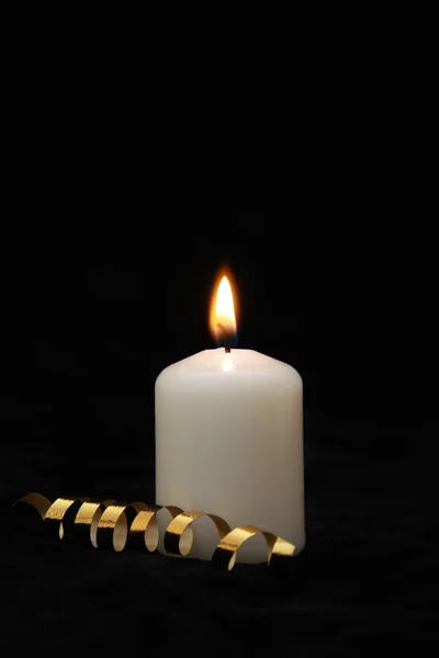Палаюча свічка, з золотою стрічкою, в т — стокове фото