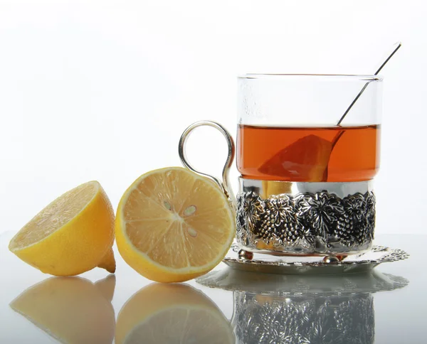 Tè in tazza di vetro e limoni — Foto Stock