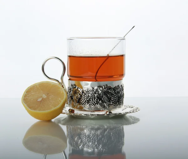 Čaj v skleněných hrnek a citrony — Stock fotografie