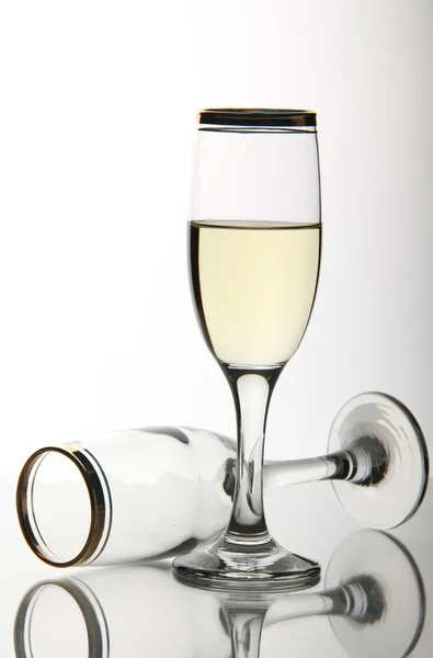 Duas taças de vinho na superfície do espelho — Fotografia de Stock