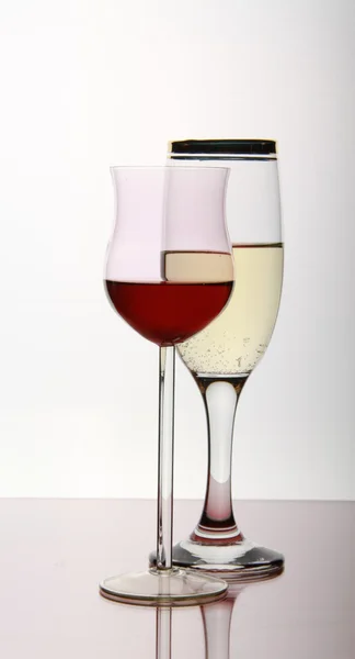 两个葡萄酒酒杯向窗体杂项 — 图库照片