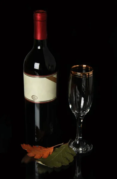 Bottle red blame with empty label and go — Stock Photo, Image