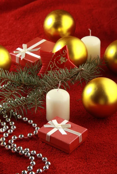 Presente de Natal e vela — Fotografia de Stock