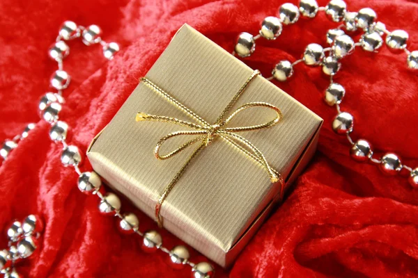 Caixa festiva dourada pequena — Fotografia de Stock