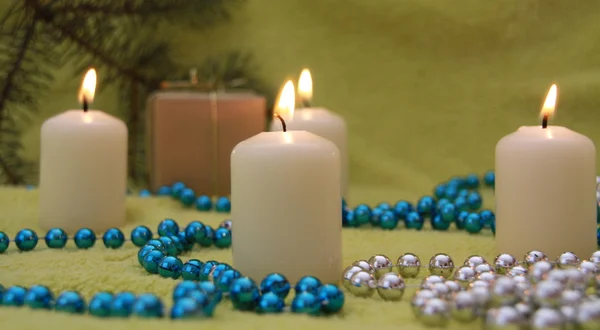 Julljus och gåva — Stockfoto