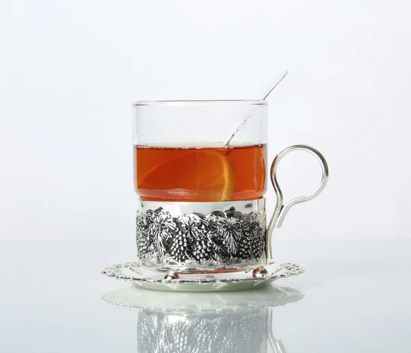 ガラスのマグカップ、レモン茶 — ストック写真