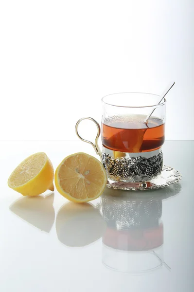 Teh dalam gelas gelas gelas dan lemon — Stok Foto