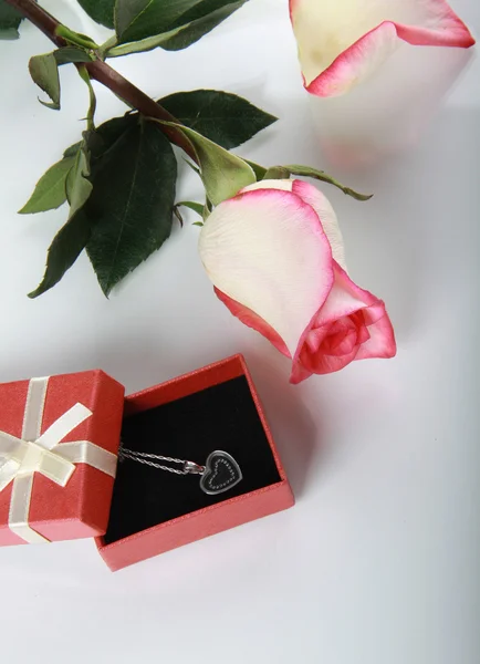 Rosa y regalo con decoración de joyas —  Fotos de Stock