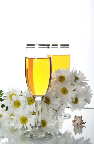 Goblets med vin og muslingeskaller - Stock-foto