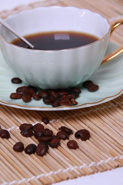 Una taza de café y grano de café — Foto de Stock