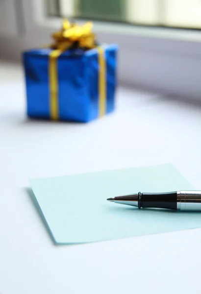 Шариковая ручка и бумага для письма — стоковое фото
