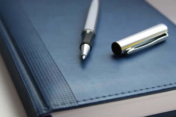 Синя бізнес-нотатка та сталева ручка — стокове фото