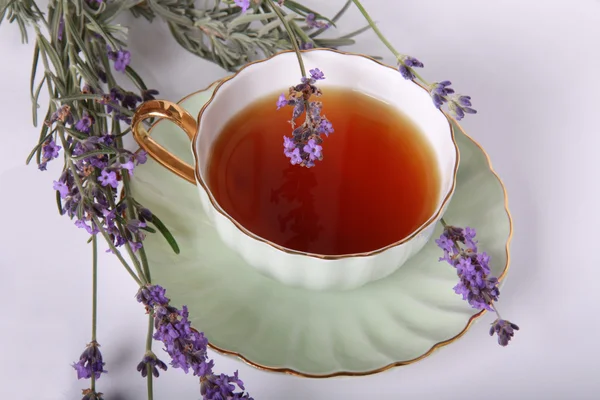 Eine Tasse Tee und Blumen Lavendel — Stockfoto