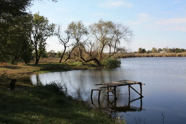 Nehir ile köprü Köyü — Stok fotoğraf