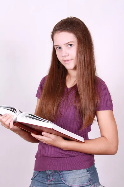 Schoolmeisje houdt in de hand meer boek — Stockfoto