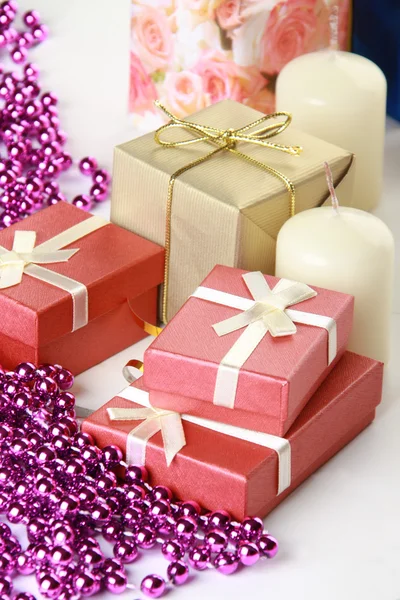 Cadeau de Noël, perles de verre et bougie — Photo