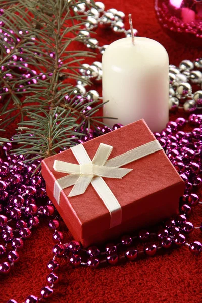 Weihnachtsgeschenk, Glasperlen und Kerzen — Stockfoto
