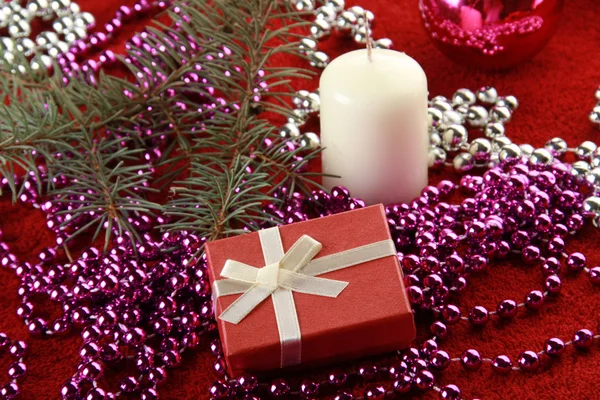 Weihnachtsgeschenk, Kerzen und Glasperlen — Stockfoto