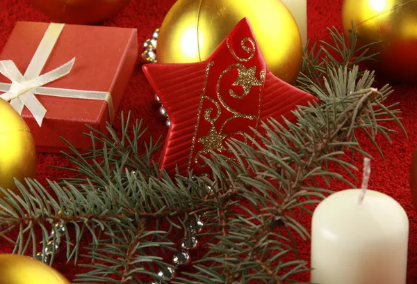 Weihnachtsgeschenke und Goldkugel — Stockfoto