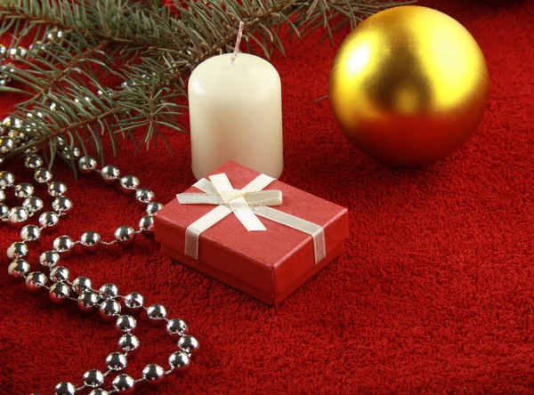 Presente de Natal, contas de vidro e bola de ouro — Fotografia de Stock