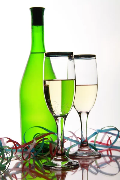 Vinho de garrafa e taças — Fotografia de Stock
