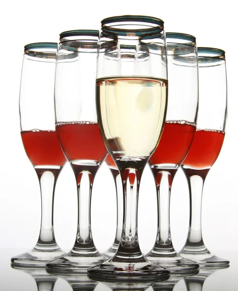 Glasswine met rode wijn op spiegel tafel — Stockfoto