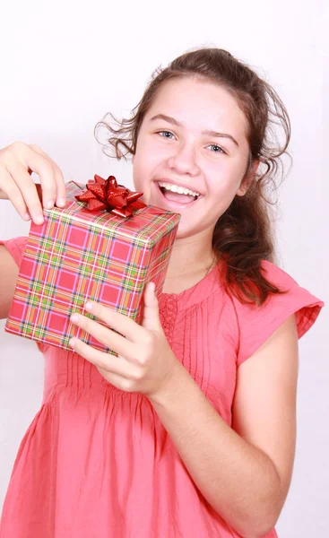 Дерзкая девушка открывает подарок — стоковое фото