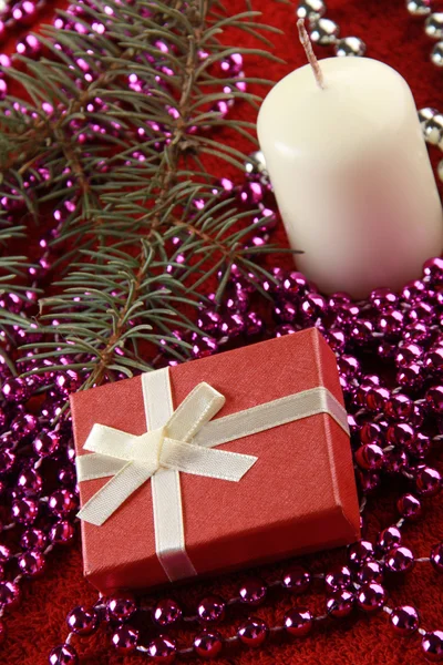 Vánoční dárek a svíčka — Stock fotografie