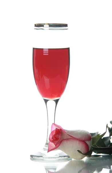 Pohár s vínem a růže — Stock fotografie
