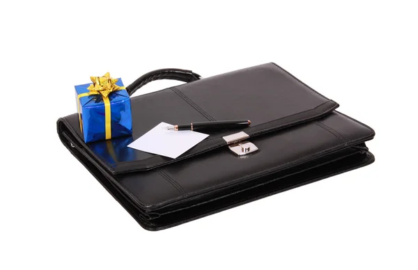 Siyah evrak çantası ve hediye — Stok fotoğraf