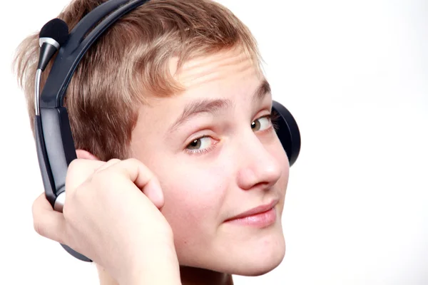 Мальчик-подросток слушает наушники — стоковое фото