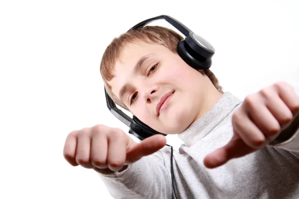 Adolescente menino ouvindo fones de ouvido — Fotografia de Stock
