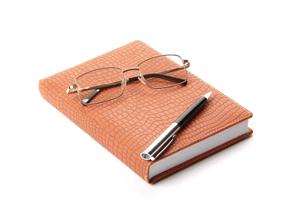 Quaderno, penna e occhiali — Foto Stock