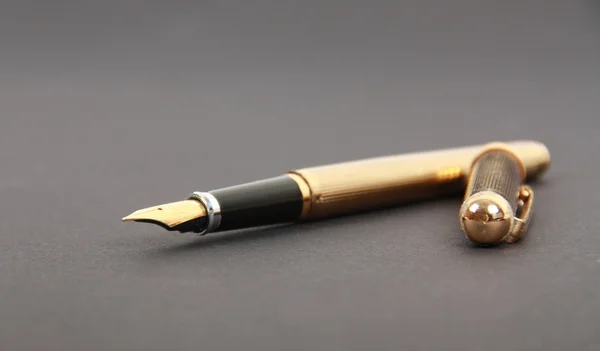 Caneta-tinteiro dourada — Fotografia de Stock