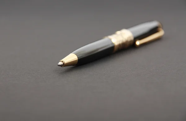 黑色背景上漂亮的钢笔 — 图库照片