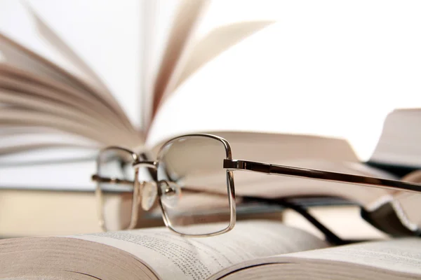 Glasögon på bok — Stockfoto