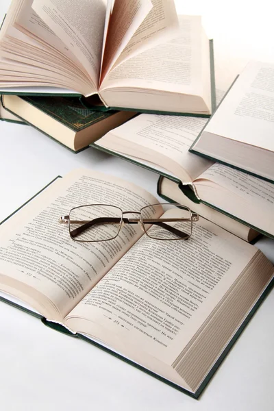 Spectacles sur livre — Photo