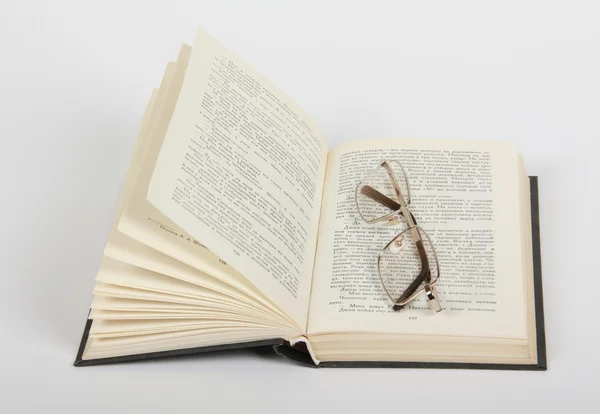 Gafas y un libro — Foto de Stock