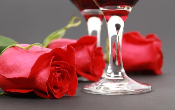 Vin dans des verres avec une rose — Photo
