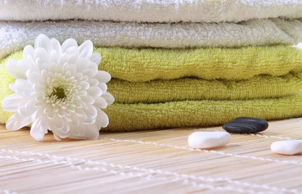 Белый цветок и полотенца — стоковое фото