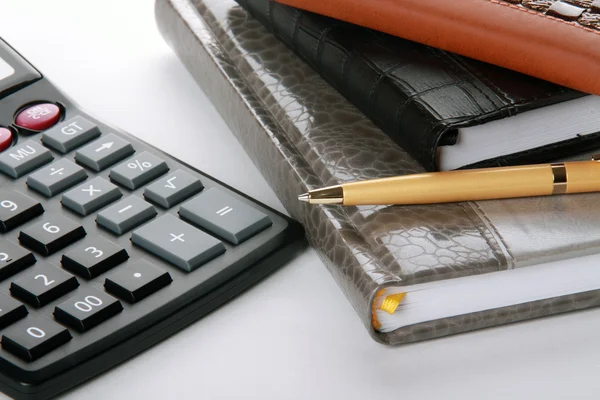 Ноутбуки, ручка и калькулятор — стоковое фото